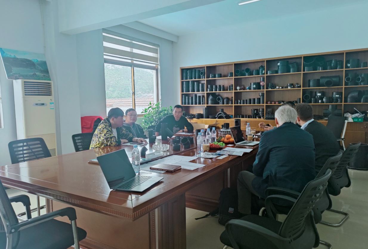 Svájci ügyfelek látogatnak el, hogy megvitassák a szifonszerelvények projekt jövőbeli fejlesztését